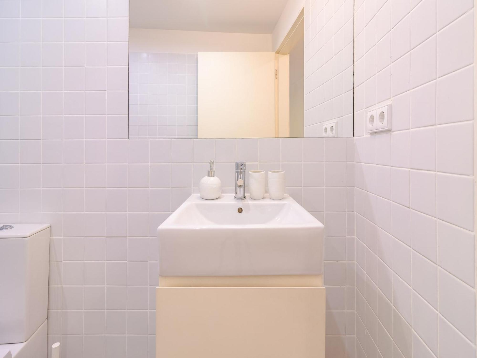Charming 1-bedroom In Apartamento *