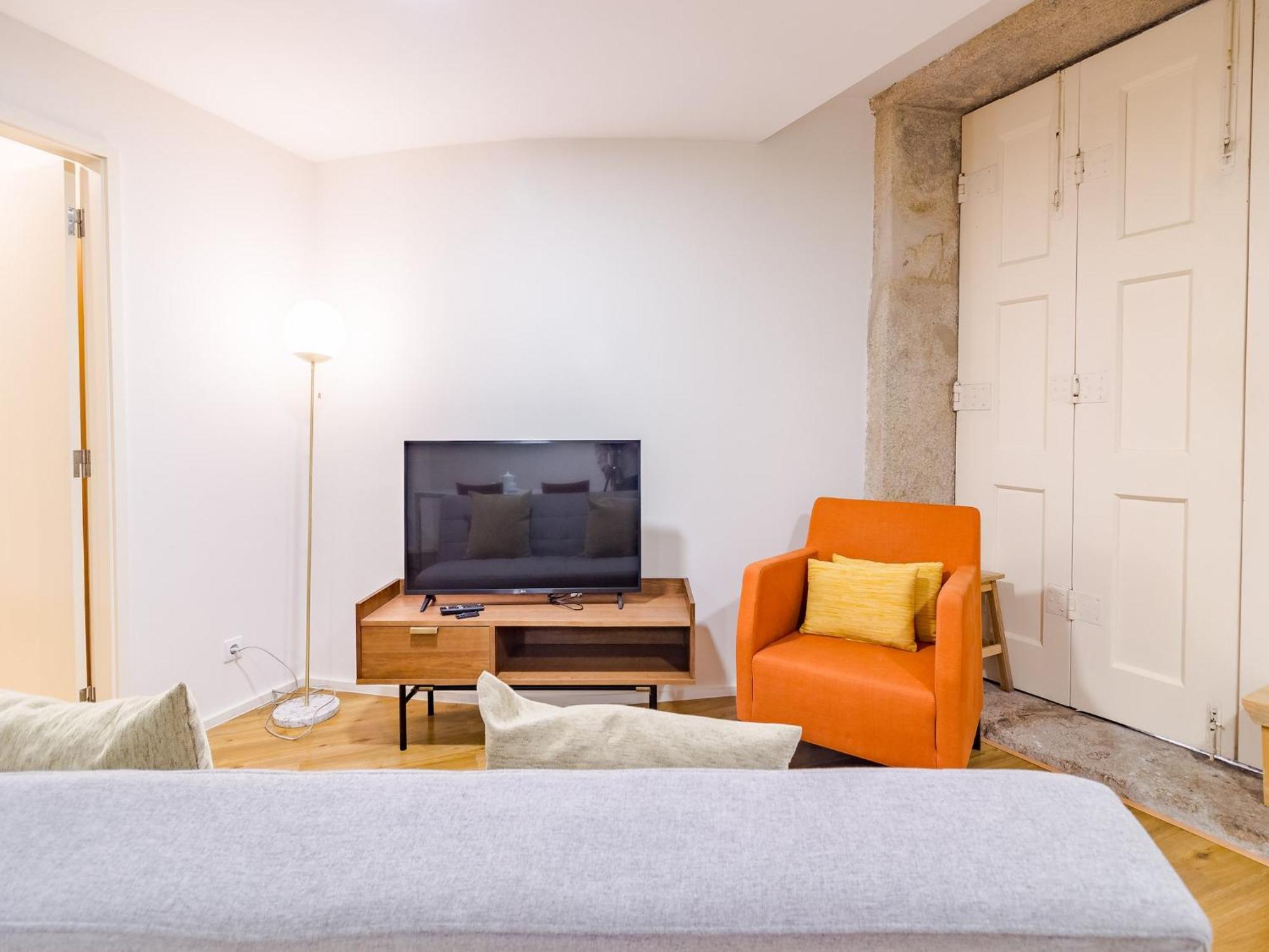 Charming 1-bedroom In Apartamento *